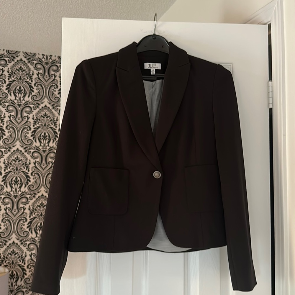 Black blazer with one button. Pockets both sides of the front of the Blazer.